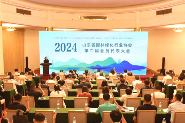 山東省園林綠化行業(yè)協(xié)會(huì)第二屆會(huì)員代表大會(huì)暨二屆一次理事會(huì)在濟(jì)召開(kāi)匯友集團(tuán)總經(jīng)理張永亮當(dāng)選第二屆理事會(huì)副會(huì)長(zhǎng)